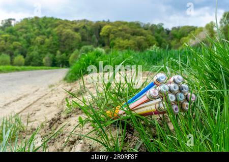 Glasfaserkabel, frisch verlegt entlang einer Landstraße, Bereitstellung von schnellem Internet in ländlichen Gebieten, Mülheim an der Ruhr, NRW, Deutschland Stockfoto