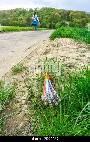 Glasfaserkabel, frisch verlegt entlang einer Landstraße, Bereitstellung von schnellem Internet in ländlichen Gebieten, Mülheim an der Ruhr, NRW, Deutschland Stockfoto