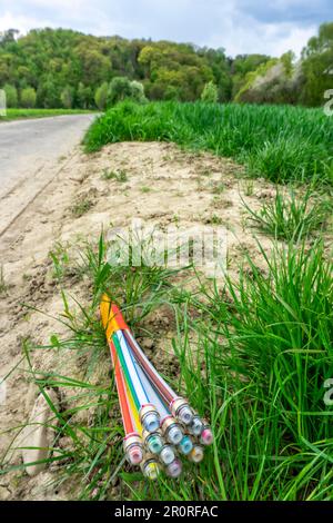 Glasfaserkabel, frisch verlegt entlang einer Landstraße, Bereitstellung von schnellem Internet in ländlichen Gebieten, Mülheim an der Ruhr, NRW, Deutschland Stockfoto