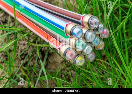 Glasfaserkabel, frisch verlegt entlang einer Landstraße, Bereitstellung von schnellem Internet in ländlichen Gebieten, Mülheim an der Ruhr, NRW, Deutschland Stockfoto