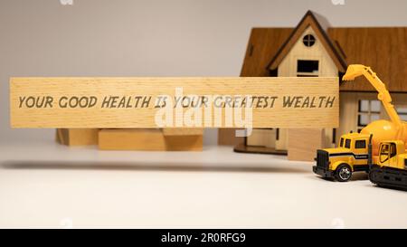 Deine Gesundheit ist dein größter Reichtum. Auf Holzfläche geschrieben Stockfoto