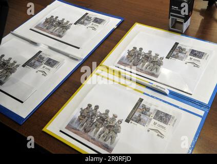Vinnytsia, Ukraine. 21. Dezember 2022. VINNYTSIA, UKRAINE - 09. MAI 2023 - Briefmarken der Offensive Guard werden während des Verfahrens der besonderen Stornierung und des Inverkehrbringens gesehen, Vinnytsia, West-Zentral-Ukraine. Kredit: Ukrinform/Alamy Live News Stockfoto