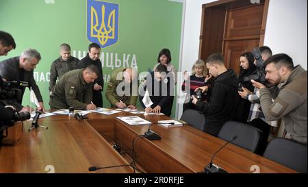 Vinnytsia, Ukraine. 21. Dezember 2022. VINNYTSIA, UKRAINE - 09. MAI 2023 - Teilnehmer am Verfahren der besonderen Annullierung und des Inverkehrbringens der Briefmarke der Offensive Guard, Vinnytsia, West-Zentral-Ukraine. Kredit: Ukrinform/Alamy Live News Stockfoto