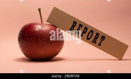 Berichtstext auf Holzfläche geschrieben. Apfelholz-Konzept. Stockfoto