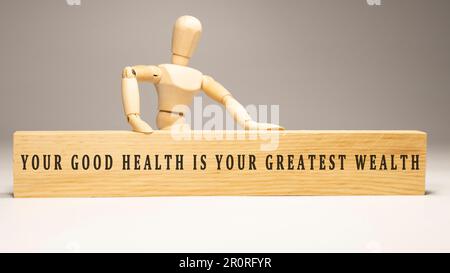 Deine Gesundheit ist dein größter Reichtum. Auf Holzfläche geschrieben Stockfoto