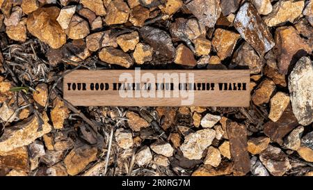 Deine Gesundheit ist dein größter Reichtum. Auf Holzfläche geschrieben Stockfoto
