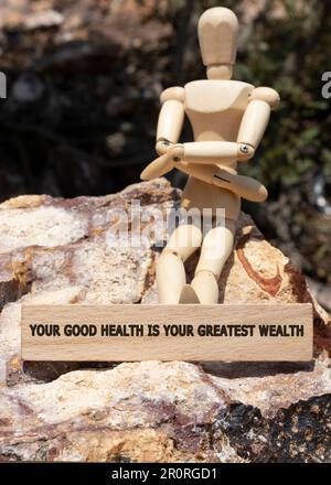 Deine Gesundheit ist dein größter Reichtum. Auf Holzfläche geschrieben Stockfoto