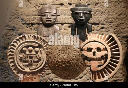 Einige aztekische Figuren und Artefakte aus der antiken und geheimnisvollen Stadt Teotihuacán (Tenochtitlan) in Mexiko Stockfoto