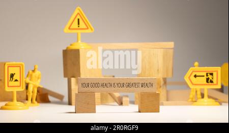 Deine Gesundheit ist dein größter Reichtum. Auf Holzfläche geschrieben Stockfoto