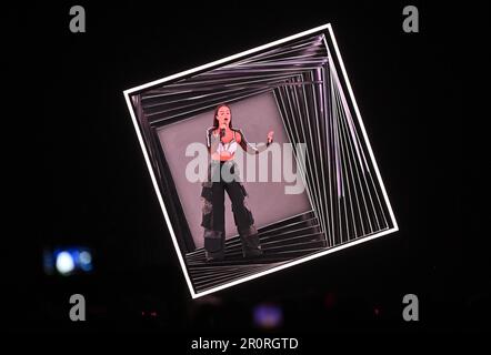 Liverpool, Großbritannien. 09. Mai 2023. Noa Kirel aus Israel singt „Unicorn“ während des ersten Halbfinales des Eurovision Song Contest 67. in der M&S Bank Arena. Kredit: Peter Kneffel/dpa/Alamy Live News Stockfoto