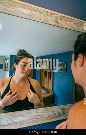 Die junge 30s-Weiße ist ängstlich nach der Diagnose eines oberflächlichen Basalzellkarzinoms. Stockfoto