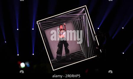 Liverpool, Großbritannien. 09. Mai 2023. Noa Kirel aus Israel singt „Unicorn“ während des ersten Halbfinales des Eurovision Song Contest 67. in der M&S Bank Arena. Kredit: Peter Kneffel/dpa/Alamy Live News Stockfoto