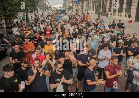 Madrid, Spanien. 09. Mai 2023. Die Vereinigung der Feuerwehrleute, die in der CSIT-Berufsvereinigung und der Mehrheitsorganisation der Feuerwehr der Gemeinschaft Madrid zusammengeschlossen ist, hat diesen Dienstag, den 9. Mai, demonstriert, um gegen die Veröffentlichung einer neuen Verzögerung im Oppositionsprozess zu protestieren. Die Demonstration begann um 6:30 Uhr in der Straße Los Madrazo vor der Generaldirektion Öffentliche Funktion und endete an der Puerta del Sol. Kredit: Alberto Sibaja Ramírez/Alamy Live News Stockfoto