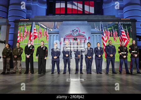 Kansas City, Missouri, USA. 29. April 2023. Mitglieder des Dienstes nehmen am 29. April 2023 an der National Football League Draft 2023 in Union Station, Kansas City, Missouri Teil. Das US-Militär wurde für seinen Dienst und seine Hingabe an das Land am 2. Tag des NFL-Entwurfs ausgezeichnet. Kredit: Alexis Moradian/USA Marines/ZUMA Press Wire Service/ZUMAPRESS.com/Alamy Live News Stockfoto