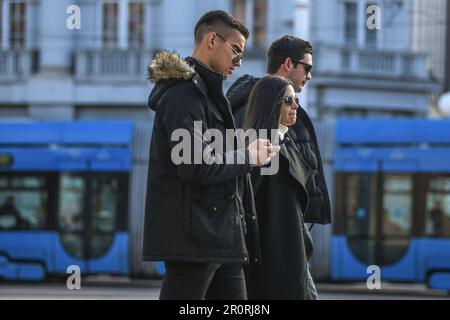 Kroatische junge Menschen auf dem Platz Ban Jelacic, Zagreb, Kroatien Stockfoto