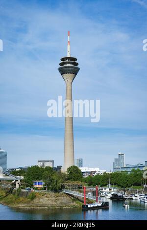 Düsseldorf, Deutschland Mai 04 2023: Blick auf den düsseldorfer fernsehturm rheinturm vom Medienhafen Stockfoto