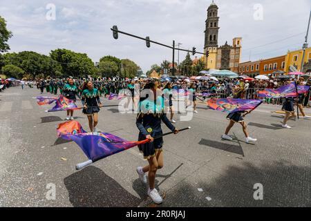 Die Studenten marschieren zur Bürgerparade am Jahrestag der Schlacht im Staat Puebla im Mai 5 Stockfoto