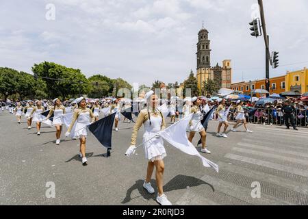 Die Studenten marschieren zur Bürgerparade am Jahrestag der Schlacht im Staat Puebla im Mai 5 Stockfoto