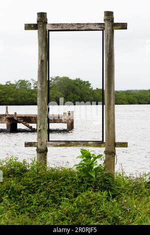 Taperoa, Bahia, Brasilien - 22. Juni 2022: Alte und verlassene Anlegestelle am Rio das Almas in Taperoa, Bahia. Stockfoto