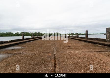 Taperoa, Bahia, Brasilien - 22. Juni 2022: Pier über Rio das Almas in der Stadt Taperoa, Bahia. Stockfoto