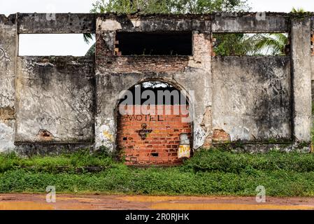 Taperoa, Bahia, Brasilien - 22. Juni 2022: Ruinen einer alten Fabrik in der Stadt Taperoa, Bahia. Stockfoto