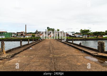 Taperoa, Bahia, Brasilien - 22. Juni 2022: Alte und verlassene Anlegestelle am Rio das Almas in Taperoa, Bahia. Stockfoto