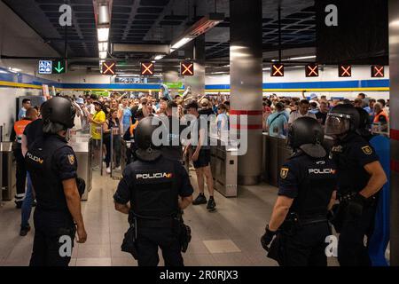 Madrid, Spanien. 09. Mai 2023. Eine Gruppe von Polizisten kontrolliert die englischen Fans, während sie die U-Bahn-Station Sol betreten, um zum Stadion Santiago Bernabeu zu gelangen. Hunderte Fans des englischen Fußballvereins Manchester City sind in den Stunden vor dem Halbfinale der UEFA Champions League nach Madrid gereist. Die erste Etappe wurde im Santiago Bernabeu Stadion gespielt, die zweite Etappe wird am 17. Mai in Manchester gespielt. Kredit: SOPA Images Limited/Alamy Live News Stockfoto