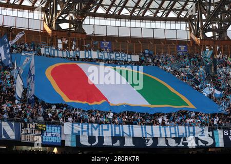 Neapel, Italien, 7. Mai 2023. SSC-Fans aus Neapel zeigen einen Scudetto kopfüber und ein Banner mit der Aufschrift „war Booty“ und „Champions in Italy“ im Gegensatz zu „of Italy“ als Protest gegen angebliche Diskriminierung gegenüber dem Süden des Landes während des Spiels der Serie A im Stadio Diego Armando Maradona in Neapel. Der Bildausdruck sollte lauten: Jonathan Moscrop/Sportimage Stockfoto