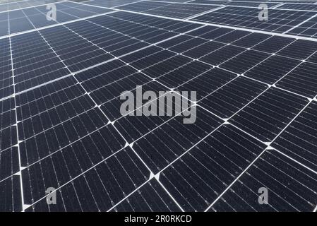 Oberfläche moderner Solarpaneele auf dem Dach eines Gebäudes Stockfoto