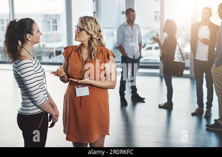 Reden wir über Details. Eine Gruppe von kreativen Mitarbeitern, die ein Meeting im Haus abhalten. Stockfoto
