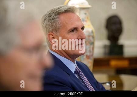 Washington DC, USA. 09. Mai 2023. Kevin McCarthy (Republikaner von Kalifornien), Sprecher des Repräsentantenhauses der Vereinigten Staaten, sieht während des Treffens mit dem Minderheitenführer Hakeem Jeffries (Demokrat von New York) des US-Senats, Chuck Schumer (Demokrat von New York), Und der Minderheitenführer Mitch McConnell (Republikaner von Kentucky) des US-Senats im Oval Office des Weißen Hauses, um am Dienstag, den 9. Mai 2023, mit US-Präsident Joe Biden in Washington, DC, über die Schuldengrenze zu sprechen. Kredit: MediaPunch Inc/Alamy Live News Stockfoto