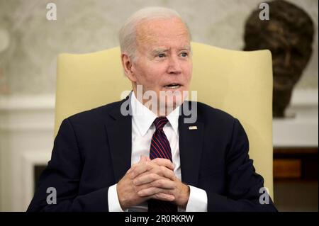 Washington DC, USA. 09. Mai 2023. US-Präsident Joe Biden spricht zusammen mit dem Sprecher des US-Repräsentantenhauses Kevin McCarthy (Republikaner von Kalifornien), dem Minderheitenführer des US-Hauses Hakeem Jeffries (Demokrat von New York) und dem Mehrheitsführer des US-Senats Chuck Schumer (Demokrat von New York), Und Minderheitenführer Mitch McConnell (Republikaner von Kentucky) des US-Senats, um am Dienstag, den 9. Mai 2023, im Weißen Haus in Washington, DC, über die Schuldengrenze zu sprechen. Früher heute lehnte McCarthy eine kurzfristige Anhebung der Schuldenobergrenze ab, um einen Staatsbankrott zu verhindern. Glaubwürdigkeit Stockfoto