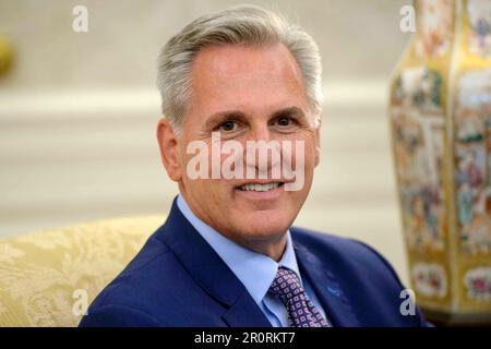 Washington DC, USA. 09. Mai 2023. Kevin McCarthy (Republikaner von Kalifornien), Vorsitzender des Repräsentantenhauses der Vereinigten Staaten, lächelt während des Treffens mit dem Minderheitenführer des US-Hauses Hakeem Jeffries (Demokrat von New York), dem Mehrheitsführer des US-Senats Chuck Schumer (Demokrat von New York), Und der Minderheitenführer Mitch McConnell (Republikaner von Kentucky) des US-Senats im Oval Office des Weißen Hauses, um am Dienstag, den 9. Mai 2023, mit US-Präsident Joe Biden in Washington, DC, über die Schuldengrenze zu sprechen. Kredit: MediaPunch Inc/Alamy Live News Stockfoto