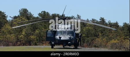 Ein New York Air National Guard HH-60G Pave Hawk Helikopter, der dem 106. Rescue Wing in Warren Grove, N.J., am 6. Mai 2023 zugeteilt wurde. Mitglieder der New York Air National Guard trainierten mit Mitarbeitern der Massachusetts Army National Guard Special Forces und simulierten die Kampfrettung eines freundlichen Opfers. (USA Air National Guard Foto von Staff Sean Madden) Stockfoto