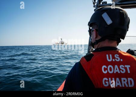 USA Coast Guard Cutter Active (WMEC 618) wartet auf die Rückkehr einer Schiffsbesatzung im östlichen Pazifik am 26. Februar 2023. BM2 Devin Adams Active ist auf Patrouille und führt eine Drogenbekämpfung vor der Küste von Mittel- und Nordamerika (USA) durch Foto der Küstenwache von Petty Officer 2. Class Justin Upshaw). Stockfoto