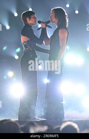 Liverpool, Großbritannien. 10. Mai 2023. Mia Nicolai und Dion Cooper aus den Niederlanden singen während des ersten Halbfinales des Eurovision Song Contest 67. in der M&S Bank Arena „Burning Daylight“. Kredit: Peter Kneffel/dpa/Alamy Live News Stockfoto