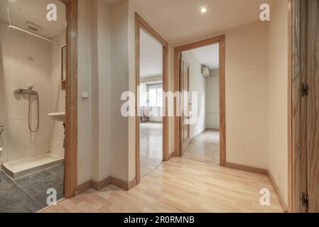 Verteiler eines Hauses mit Holzböden und Zugangstüren zu mehreren Räumen Stockfoto