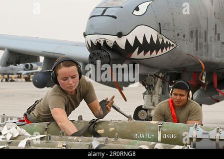 18. April 2023 - Al Dhafra Air Base, Al Dhafra Air Base, Vereinigte Arabische Emirate - USA Air Force Staff Sgt. Journey Yanzick, 75. Kampfeinheit, sichert Munition auf einem Jammer, bevor Senior Airman Christian Salas, 75. EFGS-Crew-Mitglied, sie hebt und transportiert, um sie in die USA zu verladen Air Force A-10 Thunderbolt II am Luftwaffenstützpunkt Al Dhafra, Vereinigte Arabische Emirate, 18. April 2022. Der Einsatz Von A-10s bietet zusätzliche Fähigkeiten in Kombination mit anderen Kampfflugzeugen in der gesamten Region. (Uphoto von Alex Fox Echols III) (Kreditbild: © USA Stockfoto