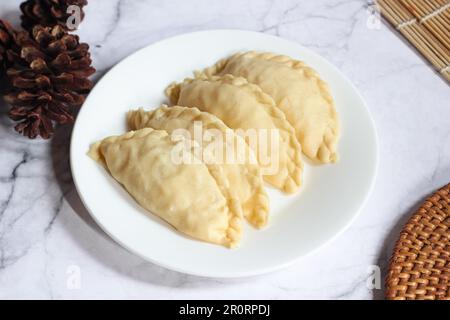 Pastel Goreng ist ein beliebtes Gebäck in Indonesien. Frisch zubereitetes rohes Pastell gefüllt mit Gemüse und Hühnerfleisch Stockfoto