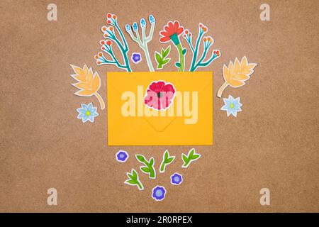 Umschlag mit handgezogenen Blumen Deko-Anordnung auf neutralem Hintergrund. Grußkonzept, Einladung, Geburtstagskarte. Stockfoto