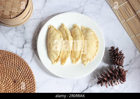 Pastel Goreng ist ein beliebtes Gebäck in Indonesien. Frisch zubereitetes rohes Pastell gefüllt mit Gemüse und Hühnerfleisch Stockfoto