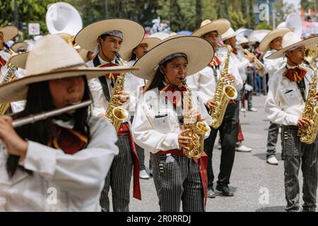 Die Studenten marschieren zur Bürgerparade am Jahrestag der Schlacht im Staat Puebla im Mai 5 Stockfoto