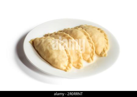 Kue Pastellroh isoliert auf weißem Hintergrund. Kue Pastelltöne oder gebratenes Brot oder Empanadas, beliebte Snacks in Indonesien. Stockfoto