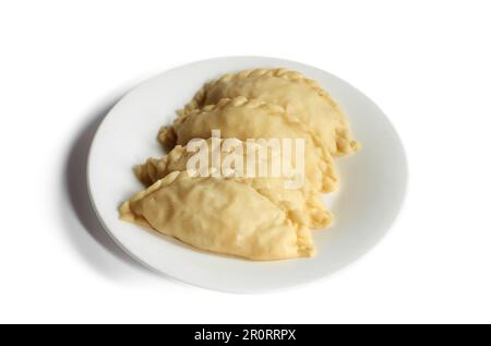 Kue Pastellroh isoliert auf weißem Hintergrund. Kue Pastelltöne oder gebratenes Brot oder Empanadas, beliebte Snacks in Indonesien. Stockfoto