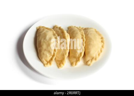 Kue Pastellroh isoliert auf weißem Hintergrund. Kue Pastelltöne oder gebratenes Brot oder Empanadas, beliebte Snacks in Indonesien. Stockfoto