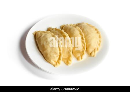 Kue Pastellroh isoliert auf weißem Hintergrund. Kue Pastelltöne oder gebratenes Brot oder Empanadas, beliebte Snacks in Indonesien. Stockfoto