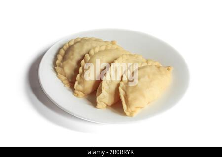 Kue Pastellroh isoliert auf weißem Hintergrund. Kue Pastelltöne oder gebratenes Brot oder Empanadas, beliebte Snacks in Indonesien. Stockfoto