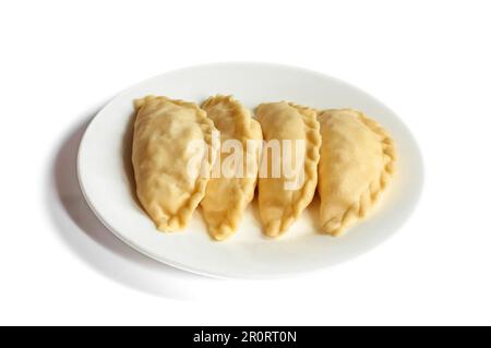 Kue Pastellroh isoliert auf weißem Hintergrund. Kue Pastelltöne oder gebratenes Brot oder Empanadas, beliebte Snacks in Indonesien. Stockfoto