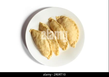 Kue Pastellroh isoliert auf weißem Hintergrund. Kue Pastelltöne oder gebratenes Brot oder Empanadas, beliebte Snacks in Indonesien. Stockfoto