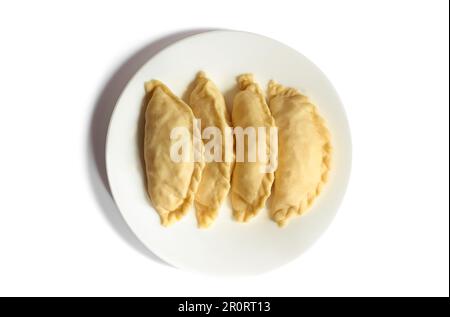 Kue Pastellroh isoliert auf weißem Hintergrund. Kue Pastelltöne oder gebratenes Brot oder Empanadas, beliebte Snacks in Indonesien. Stockfoto